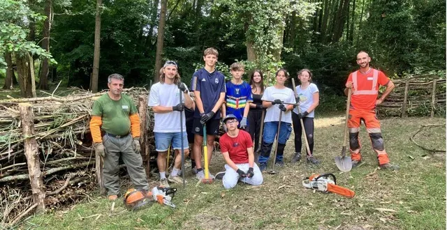 photo  six des douze jeunes participants entourés d’alan, l’animateur et de deux agents communaux.  &copy;  le maine libre 