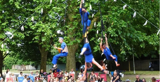 photo  avec leur spectacle « comme le vent », les six artistes de la compagnie la croisée des chemins ont conquis le public et les tout-petits qui y participaient.  &copy;  ouest-france 