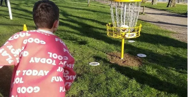 photo  initiation au disc golf pour la première fois pour ce jeune néophyte.  &copy;  archives mairie la ferté-bernard 