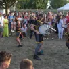 photo un public nombreux est venu faire la fête, jeudi soir, avec la fanfare mouv’n’brass, au théâtre de verdure de la plaine de jeux. « nous comptons plus de 300 personnes pour clore la saison culturelle, c’est un vrai succès, tout le monde s’amuse ! » s’enthousiasme pauline cappoen, coordinatrice culturelle du centre rabelais. les cinq garçons, musiciens danseurs, n’ont pas tardé à entraîner la foule sur des rythmes endiablés, déambulant de ci, de là, pour le plus grand plaisir des petits et des grands.