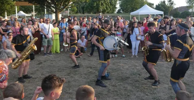 photo  un public nombreux est venu faire la fête, jeudi soir, avec la fanfare mouv’n’brass, au théâtre de verdure de la plaine de jeux. « nous comptons plus de 300 personnes pour clore la saison culturelle, c’est un vrai succès, tout le monde s’amuse ! » s’enthousiasme pauline cappoen, coordinatrice culturelle du centre rabelais. les cinq garçons, musiciens danseurs, n’ont pas tardé à entraîner la foule sur des rythmes endiablés, déambulant de ci, de là, pour le plus grand plaisir des petits et des grands.  &copy;  ouest-france 