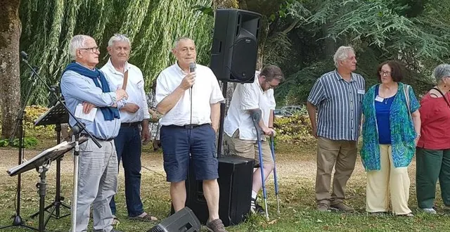 photo  au micro, michel leroy, président du festival d’arts plastiques (fap), lors de l’inauguration de l’événement culturel.  &copy;  ouest-france 