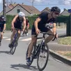 photo après 1 500 m de natation parcourus dans l’huisne autour de l’île aux sports, au mans, dimanche après-midi, les 400 concurrents du triathlon du mans ont enfourché leurs vélos. en direction des commerreries, ils ont traversé le bourg à vive allure, pour aller escalader la célèbre butte des rossays. « incroyable la vitesse à laquelle ils passent, alors qu’ils vont devoir courir 20 km après », s’extasie paul, un riverain, qui complète : « c’est sympa qu’ils traversent changé, ça met de l’animation dans le bourg et ça nous sort un peu ! »