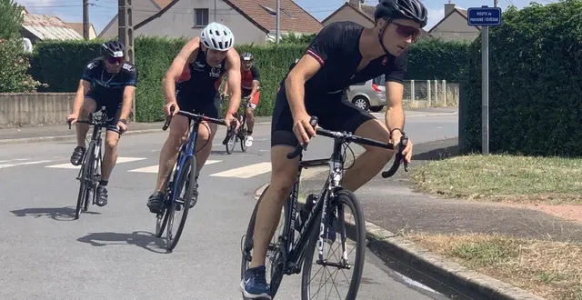 photo  après 1 500 m de natation parcourus dans l’huisne autour de l’île aux sports, au mans, dimanche après-midi, les 400 concurrents du triathlon du mans ont enfourché leurs vélos. en direction des commerreries, ils ont traversé le bourg à vive allure, pour aller escalader la célèbre butte des rossays. « incroyable la vitesse à laquelle ils passent, alors qu’ils vont devoir courir 20 km après », s’extasie paul, un riverain, qui complète : « c’est sympa qu’ils traversent changé, ça met de l’animation dans le bourg et ça nous sort un peu ! »  &copy;  ouest-france 