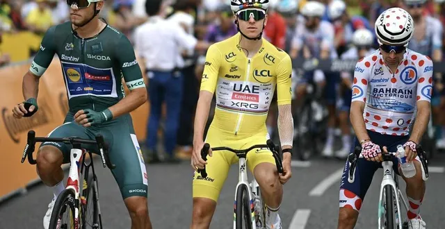 photo intouchable maillot jaune, tadej pogacar (au centre) peut aussi prétendre à revêtir le maillot vert de jonathan milan (à gauche) et le maillot à pois de lenny martinez (à droite) sur le podium à paris, dimanche 27 juillet. © loic venance / afp