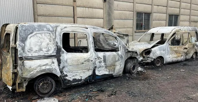 photo  les deux voitures incendiées dans la nuit du samedi 22 au dimanche 23 mars 2025.  &copy;  archives ouest-france 