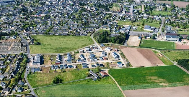 photo  au centre de l’image, la zac du plessix de jau avec, à droite, la troisième tranche dont l’aménagement débute.  &copy;  air papillon 