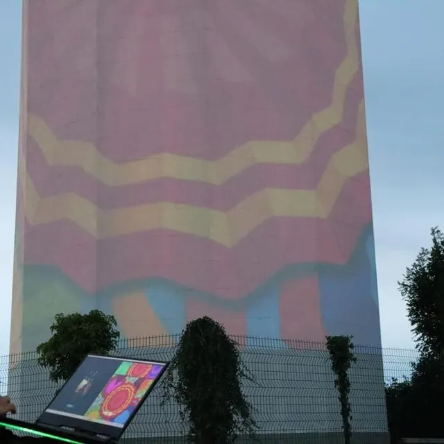 photo martin mignon de we are kraft, s’est chargé du mapping vidéo du festival art sonic de briouze, dans l’orne, ce samedi 19 juillet 2025.  ©  ouest-france