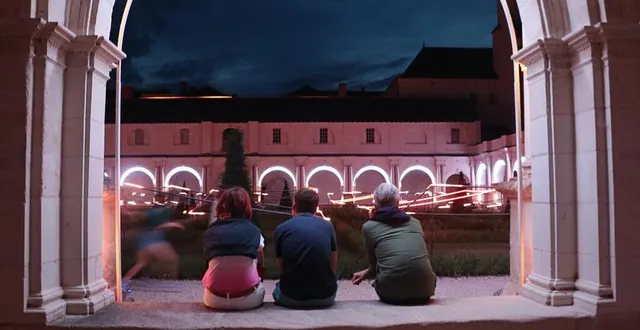 photo  vendredi 18 juillet 2025, fontevraud-l’abbaye. jeux de lumière se dressent tout au long du parcours et favorisent la contemplation.  &copy;  co 