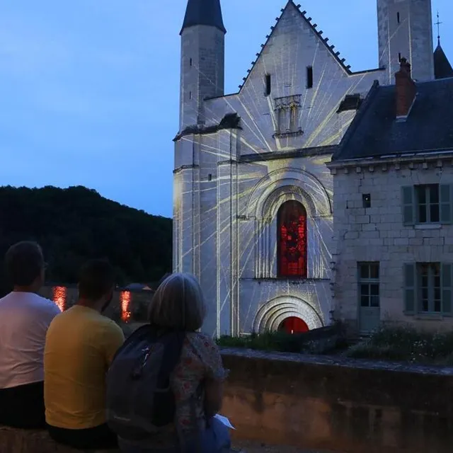 photo plusieurs dizaines de spectateurs se pressent à l'entrée de l'abbaye pour admirer le nouveau spectacle son et lumière.  ©  co