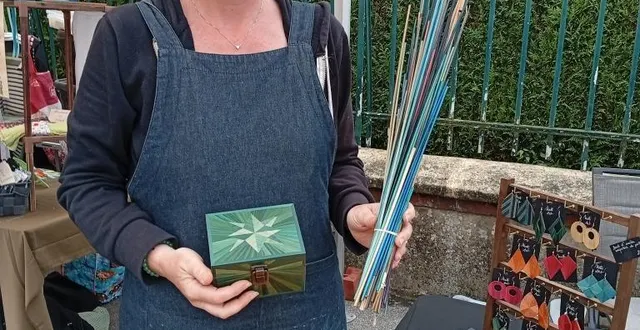 photo  maud picard-de lamartiere avec ses créations au marché de producteurs de gacé.  &copy;  ouest-france 