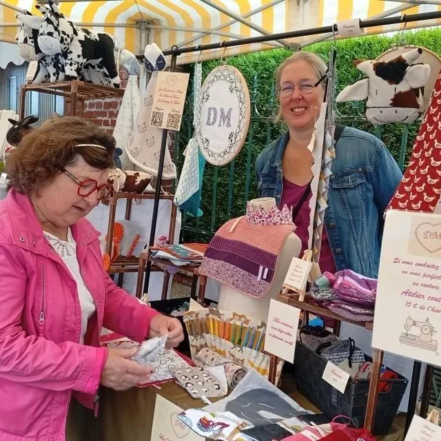 photo maud picard-de lamartiere avec ses créations au marché de producteurs de gacé.  ©  ouest-france