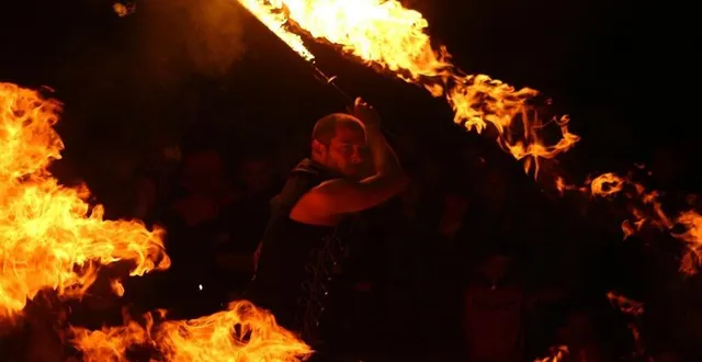 photo  rémi, de la compagnie c.h.k.1, est spécialisé dans la manipulation d’objets enflammés. il jouera son spectacle luminescence mardi 22 juillet 2025 au manoir de la cour à asnières-sur-vègre.  &copy;  crédit c.h.k.1 