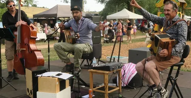 photo  les tontons pépères ont enflammé la base nautique de brûlon à l’occasion du marché semi-nocturne.  &copy;  ouest-france 