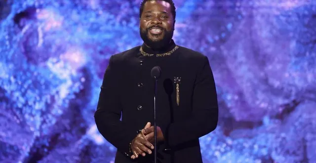 photo  malcolm-jamal warner s’exprime sur scène lors de la 65e cérémonie de remise des grammy awards au microsoft theater le 5 février 2023 à los angeles.  &copy;  frazer harrison/getty images via afp 