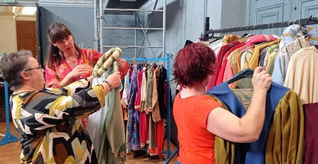 photo  rose écoutant les conseils de rachel, bénévole, pour le choix d’un costume pour les prochaines médiévales.  &copy;  ouest-france 