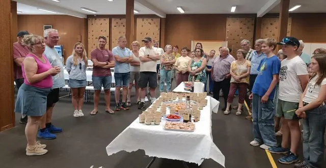 photo  moment d’échange entre le cdej et les jeunes allemands de burgwedel avant un repas partagé en toute convivialité.  &copy;  dr 