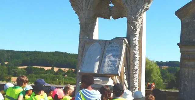photo  répartis par groupes, les élèves des écoles se sont rendus auprès de la stèle où repose la sculptrice.  &copy;  philippe aumand 