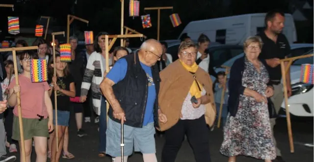 photo  des participants rassemblés pour suivre la fanfare avec les lampions.  &copy;  le maine libre 