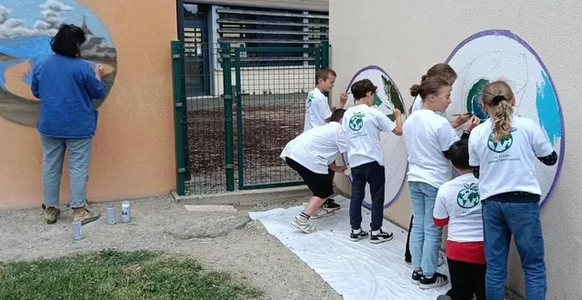 photo  des élèves ont aidé les artistes à réaliser les fresques.  &copy;  le maine libre 