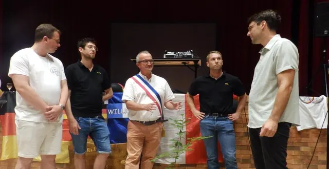 photo  fabian martin, représentant de la landjugend, geoffroy davoine, membre de l’aec, pascal crossouard, maire de candé, cyril bellanger, président de l’aec, nicolas havel, maire de waldeck.  &copy;  co 