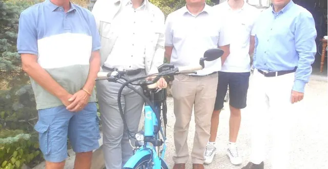 photo  de gauche à droite : éric bramhs conseiller municipal ; hervé roncière, maire ; thierry léon, nouveau réparateur de vélos ; son fils antoine et denys wissler, responsable dupôle développement de la communauté de communes.  &copy;  ouest-france. 