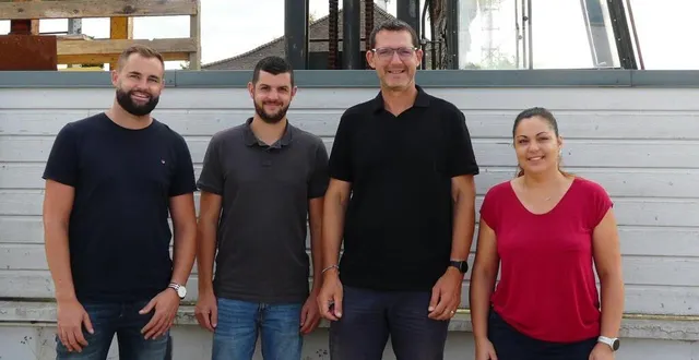 photo  maxime colin, à gauche, entouré des trois salariés qui travaillent au bureau de l’entreprise martin charpente.  &copy;  le maine libre 