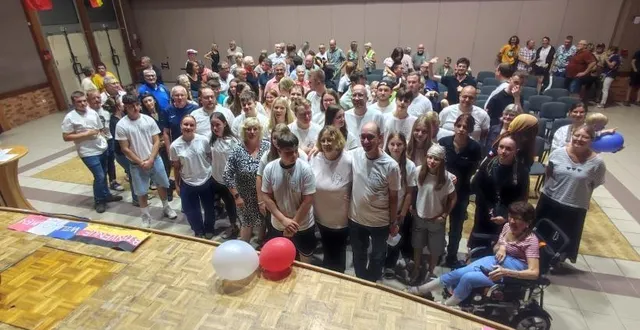 photo  au premier plan, le groupe d’allemands accueilli par les candéens  &copy;  ouest-france 