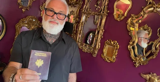 photo  serge motillon, ici avec son passeport expiré en 2022, ne comprend pas pourquoi il lui est si difficile d’obtenir de nouveaux documents d’identité.  &copy;  ouest-france 