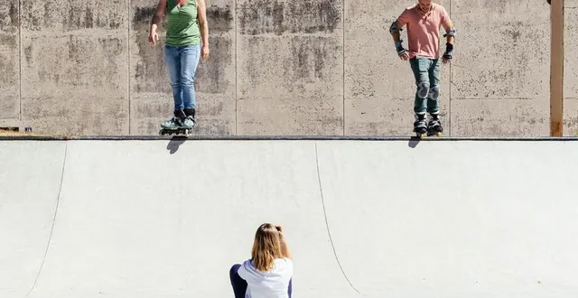 photo  anne-emmanuel lambert et mathieu blard, journalistes à la rédaction d’alençon, ont testé pour vous le skate-park de la ville.  &copy;  ouest-france 