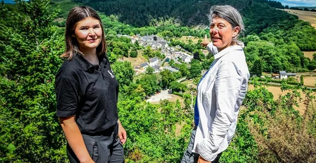 photo  alison val, chargée de mission natura 2000 au parc normandie maine et isabelle aubron, géologue du parc, admirent le paysage de ce lieu aux particularités rares.  &copy;  photo le maine libre yvon loue 