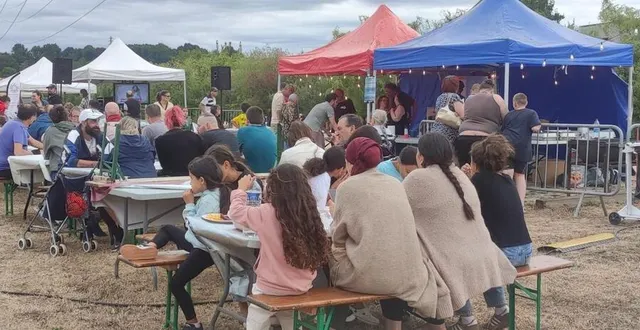 photo  des tables et bancs permettent une pause, en attendant de l’ouverture de la séance de cinéma.  &copy;  le maine libre 
