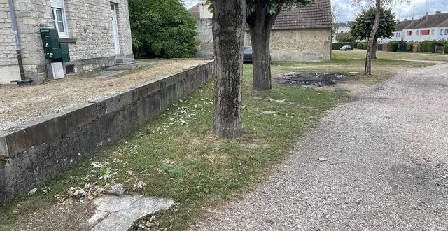 photo  à gauche, le muret où l’homme blessé a été retrouvé. dix mètres plus loin, les traces du véhicule incendié le mois dernier.  &copy;  ouest-france 