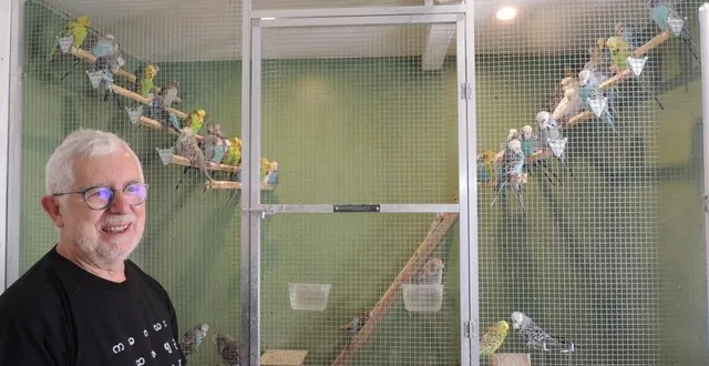 photo  jean-pierre debray devant une des volières  &copy;  ouest-france 