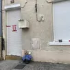 photo  des fleurs, une peluche et une bougie avaient été placées devant la maison où le corps d’un bébé de 17 mois avait été retrouvé, jeudi 11 juillet 2024, à la ferté-macé (orne). 