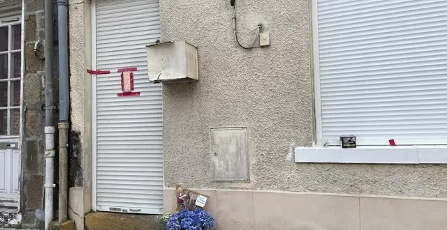 photo  des fleurs, une peluche et une bougie avaient été placées devant la maison où le corps d’un bébé de 17 mois avait été retrouvé, jeudi 11 juillet 2024, à la ferté-macé (orne).  &copy;  archives ouest-france 