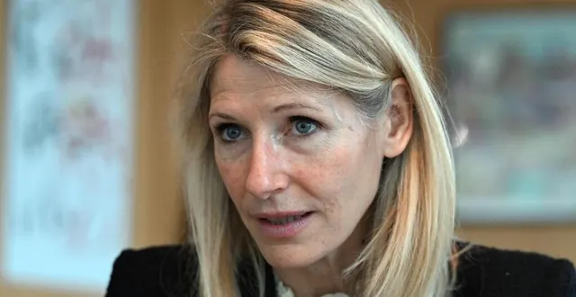 photo  marie barsacq, ministre des sports, a annoncé sa présence à la quatrième étape du tour de france femmes entre saumur (maine-et-loire) et poitiers (vienne) au micro de 