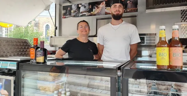 photo  mère et fils, d’origine italienne, arrivent sur le marché d’yvré-l’évêque.  &copy;  ouest-france 