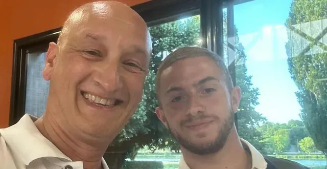 photo  fabrice, membre de l’association tuffé de sport, en compagnie du youtubeur michou.  &copy;  tuffé du sport. 