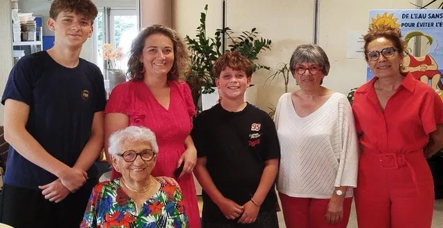 photo  la centenaire denise burgevin avec ses arrières petits-fils giovanni à gauche, et evan ; sa petite fille, mélanie lavialle, derrière elle ; marie-madeleine monnier, maire de chalonnes ; et dorothée gourdon, directrice de la résidence soleil de loire.  &copy;  ouest-france 
