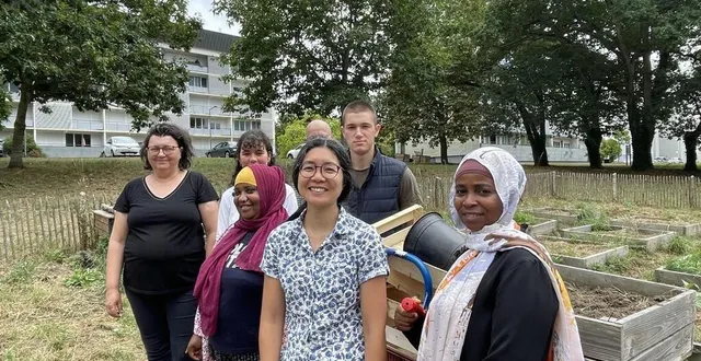 photo  au centre, simone bacles-min, coprésidente de cultivons le mieux manger, avec l’équipe de glanage, le mardi 22 juillet 2025 à montreux.  &copy;  le maine libre 