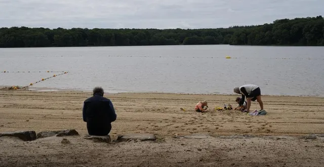 photo  la qualité de l’eau des lacs accueillant du public, comme à coco plage, est scrutée sérieusement tout au long de l’année avec une attention particulière l’été.  &copy;  ouest-france 