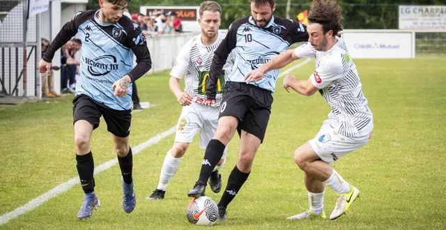 photo  ici le samedi 10 mai dernier, lors du match face à l’es bonchamp, au stade andré conty, les js coulaines d’antonin jimenez (au centre), et d’ilan thebert (à gauche), s’apprêtent à recevoir un match amical du mans fc.  &copy;  dominique breugnot 