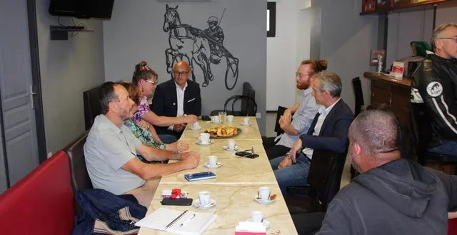 photo  les responsables de la chambre de métiers, deux conseillers départementaux et les commerçants font le bilan de leur situation.  &copy;  ouest-france 