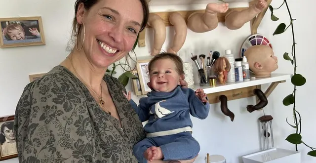 photo  dans les mains d’adeline ginguené, une poupée plus vraie que nature.  &copy;  ouest-france 