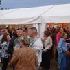 photo beaucoup de monde à cette fête de la bière, avec le convivial arrêt aux deux stands buvette, installés près du chapiteau.