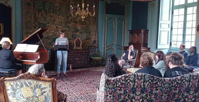 photo  une classe de maître est basée sur du travail individuel, mais aussi en groupe, comme ici dans le salon du manoir, lors de la saison passée.  &copy;  archives ouest-france 