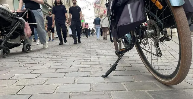 photo  le samedi, jour d’affluence en zone piétonnière, comme ici rue des minimes, les cyclistes doivent désormais mettre pied à terre, au mans (sarthe).  &copy;  ouest-france 