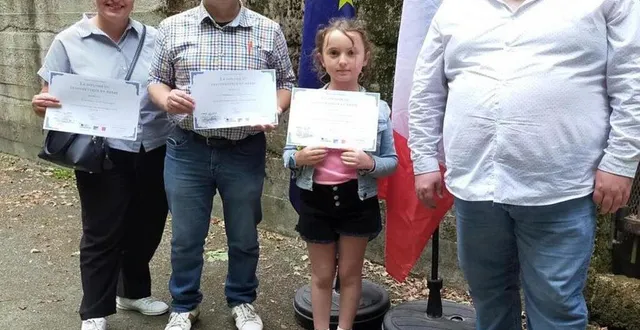photo  anna, emmanuel et leur fille devant l’un des bunkers de pignerolle accompagnés par guillaume bertin, le co-animateur de l’atelier morse.  &copy;  co. 