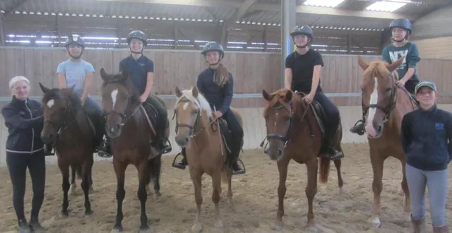 photo  à gauche, dans le manège de 3 rivières équitation : bénédicte le guern et gareme, senna, mathilde, roxane et agathe (à cheval). à droite, jeanne boret, championne de france.  &copy;  ouest-france 